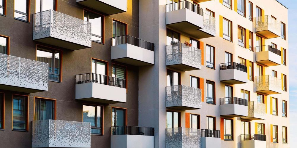 Fachada de edificio de viviendas con balcones